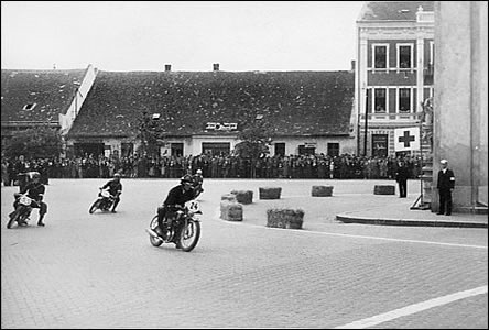 Jezdci motocyklových závod Hodonínský okruh v r. 1937 na námstí.
