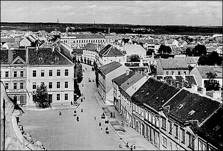 Opt foto z radnice k ul. Dobrovolského v roce 1941, Klekv dm je ji hotový.