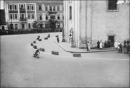Motocykly mezi kostelem a radnicí pi závodu Masarykv okruh v r. 1937.