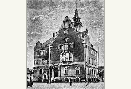 Budova radnice na pohlednici z roku 1924.