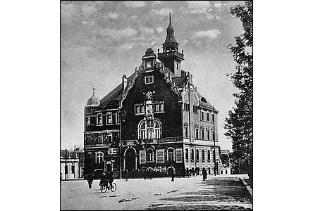 Snímek radnice z doby asi okolo roku 1925.