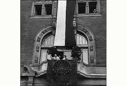 Prezident Beneš s chotí na balkón hodonínské radnice v roce 1947.