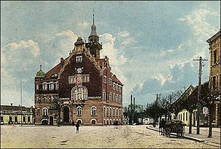 Radnice a ást námstí na snímku z doby asi okolo roku 1920.