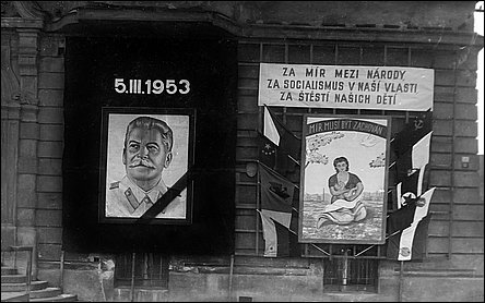Výzdoba radnice po úmrtí J. V. Stalina v roce 1953.