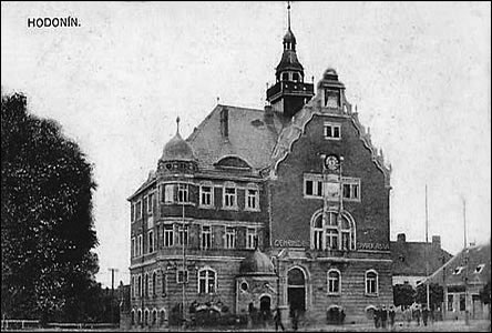 Radnice v r. 1918, povšimnte si devného zábradlí u Jalové strouhy vlevo.