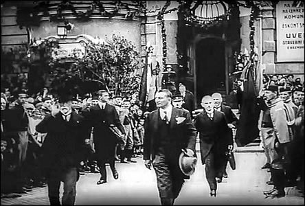 Prezident T. G. Masaryk s doprovodem vychází 18.6.1924 z radnice.