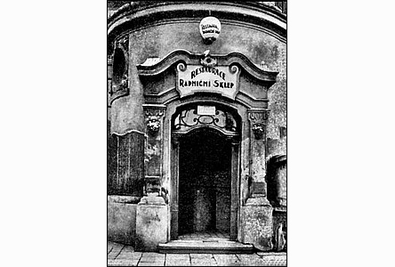 Vstup do restaurace Radniní sklep v roce 1935.
