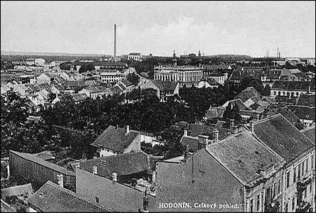 Pohled z radnice k parku na Panav a Obch. akademii asi okolo r. 1940.