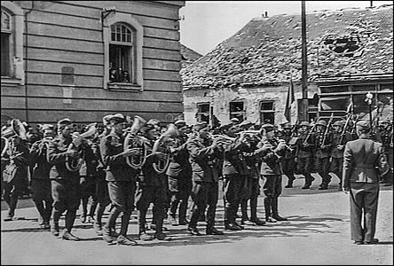 Setkání vítzných armád na námstí ped radnicí v roce 1945.
