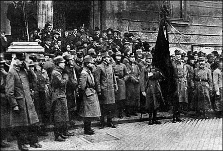 Dstojnický sbor Slovácké brigády ped radnicí dne 17. listopadu 1918.