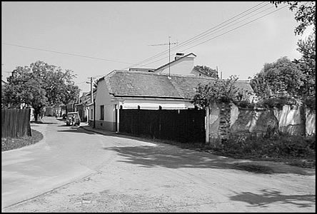 Pohled ulicí Milíovou asi okolo roku 2000.