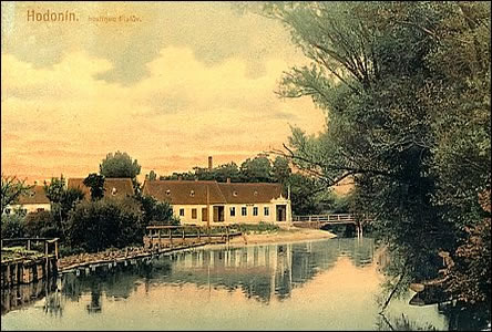 Pes haový splav odboovalo v Rybáích z Moravy Jalové rameno, u mostu býval Fialv hostinec. Snímek pochází z doby ped rokem 1928.
