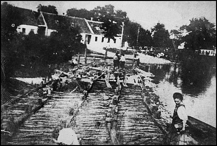 Pes haový splav odboovalo v Rybáích z Moravy Jalové rameno, u mostu býval Fialv hostinec. Snímek pochází z doby ped rokem 1928.