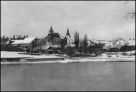 Splav z fotografie níe - Jalové rameno Moravy odtéká za radnici v roce 1919.