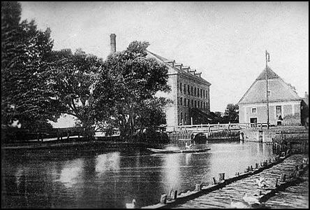 Redlichovy mlýny v roce 1901, doprava odbouje Jalové rameno.