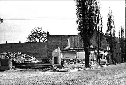 Bourání staré zástavby na ulici Horní Valy v roce 1977.