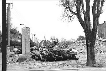 Bourání staré zástavby na ulici Horní Valy v roce 1977.
