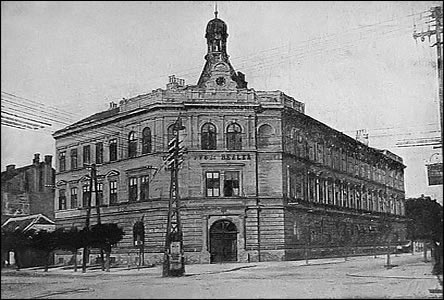 eská vyšší reálka v roce 1925, vpravo ulice Horní Valy.