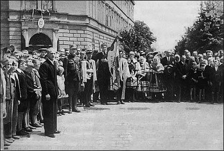 Uitelé a studenti oekávají v r. 1936 ped reálkou prezidenta Beneše.