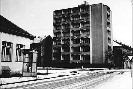 Jeden z první hodon. dom s výtahem byl postaven v 60' létech, foto asi 1974.
