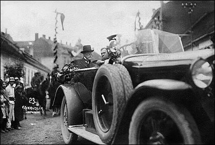 Auto s T.G.Masarykem a pedsed. vlády erným vyjídí z ul. Dobrovolského.