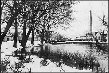 Vlevo zámeek, vpravo zbytky Redlichových mlýn, rok 1920.