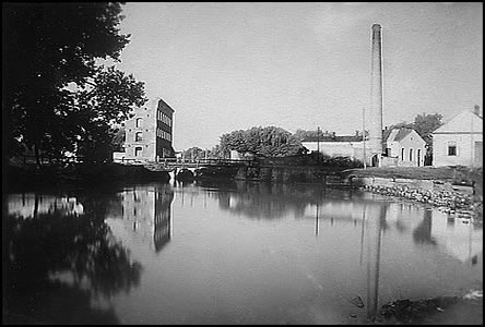 Redlichovy mlýny po roce 1912, doprava odbouje Jalová strouha.