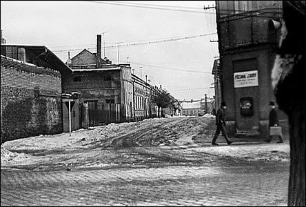 Zimní ulice Rodinova od Národní tídy okolo roku 1970.