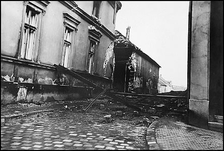 Rodinova ulice asi po bombardování v roce 1944.