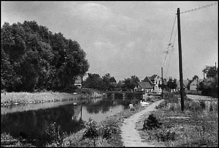 Proti toku Moravy a k mostu v Rybáích okolo roku 1928.