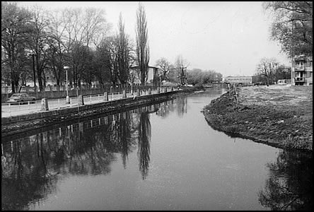 Od mostu do Rybá okolo stadionu Sokola po roce 1970.