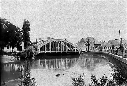 Další z mnoha fotografií pedváleného mostu do Rybá.