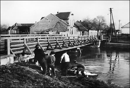 Devný most pes Moravu do Rybá, postavený po roce 1945.