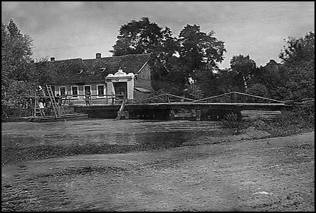 Rok 1926 - devný most do Rybá, za ním Pohostinství U Fial.