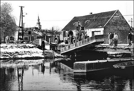 Likvidace mostu do Rybá ped r.1965. Dnes u zmizela i bývalá Fialova vinárna.