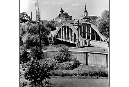 Most v Rybáích a ulice Jánošíkova k radnici okolo roku 1940.