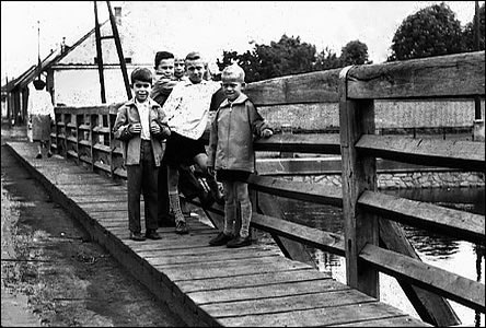 Parta kluk na devném most do Rybá, který zde byl od války do 70' let.