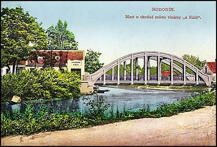 Vše vypovídající text na pohlednici : "Most u chvaln známé vinárny u Fial".
