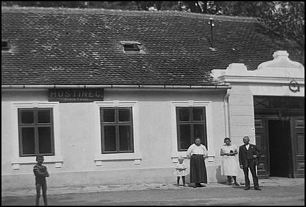 Fialv hostinec u mostu do Rybá asi po roce 1920.