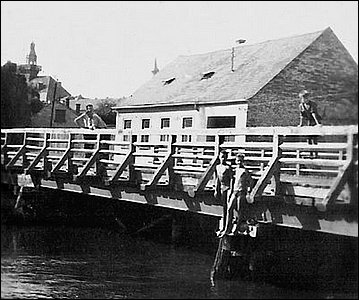 Od konce II. sv. války a do r. 1965 se do Rybá jezdilo pes devný most.
