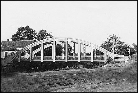 Most v roce 1928, ješt není zpevnno nábeí, vpravo zajímavý kí.