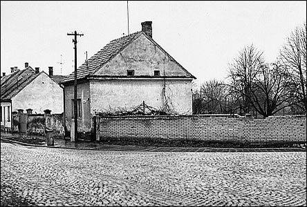Zaátek Rybáské ulice u mostu pes Moravu asi v roce 1974.