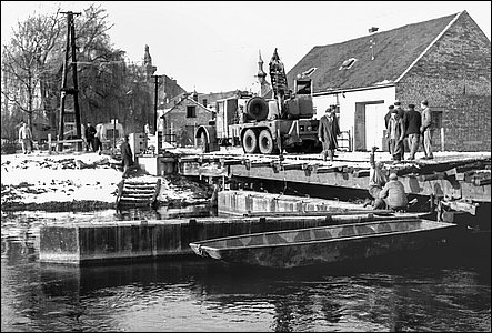 Demontá ponton z mostu v Rybáích ped rokem 1965.
