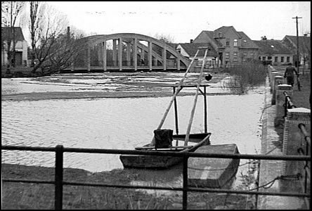 Další z fotografií mostu do Rybá v období ped válkou.