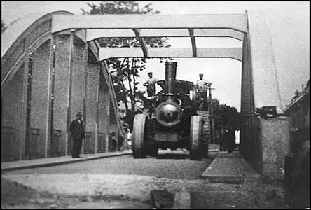 Patrn snímek z 10.6.1927 ze zatkávací zkoušky mostu do Rybá.