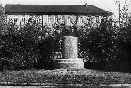 Pvodn byl pod Mánesovou sochou u ul. Dobrovolského jiný podstavec.