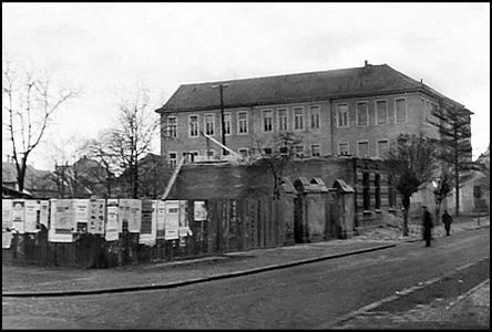 Bourání budov ped Gymnáziem na ulici Legioná, asi r. 1950