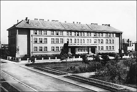 Škola Na dílech byla kolaudována 29. srpna 1931, zde je po r. 1940.