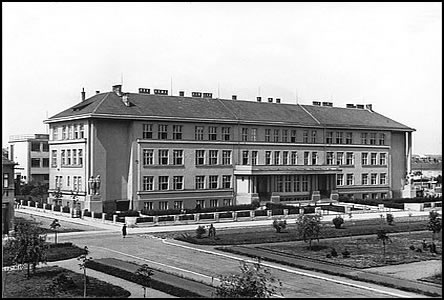 Škola Na dílech byla kolaudována 29. srpna 1931, zde je v r. 1937.