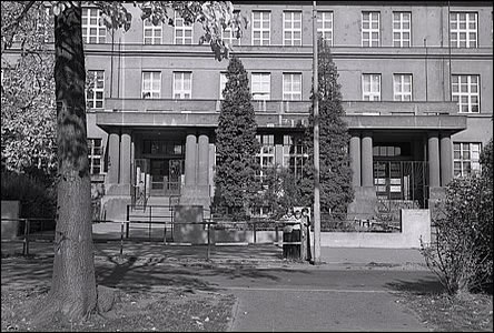 Škola na Mírovém námstí asi v roce 1950, v parku je cesta naproti školy.